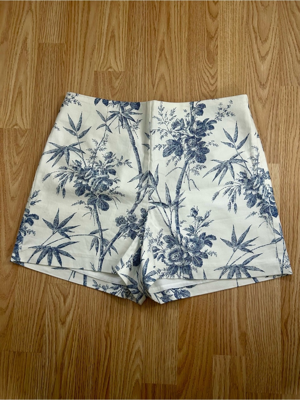 Tailored White Floral Print High-Waist Women’s Shorts